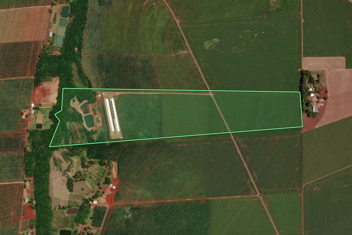 Imagem de satélite do imóvel rural em Santa Helena (PR), com o contorno declarado no CAR desenhado por cima.
