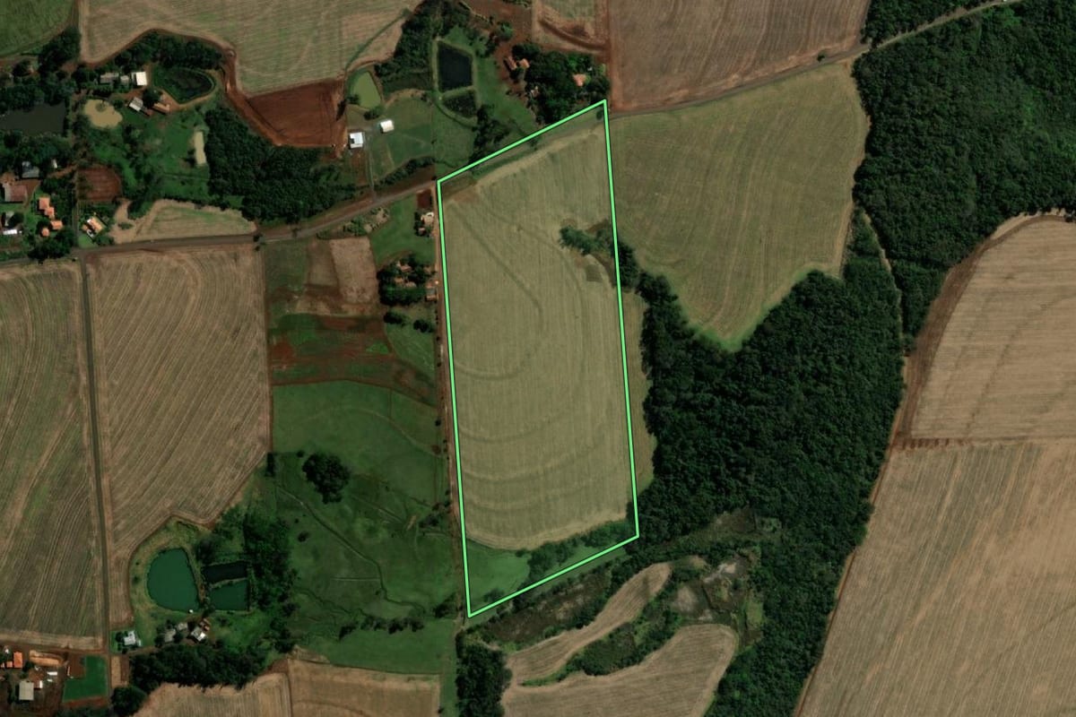 Imagem de satélite do imóvel rural em Santa Helena (PR), com o contorno declarado no CAR desenhado por cima.