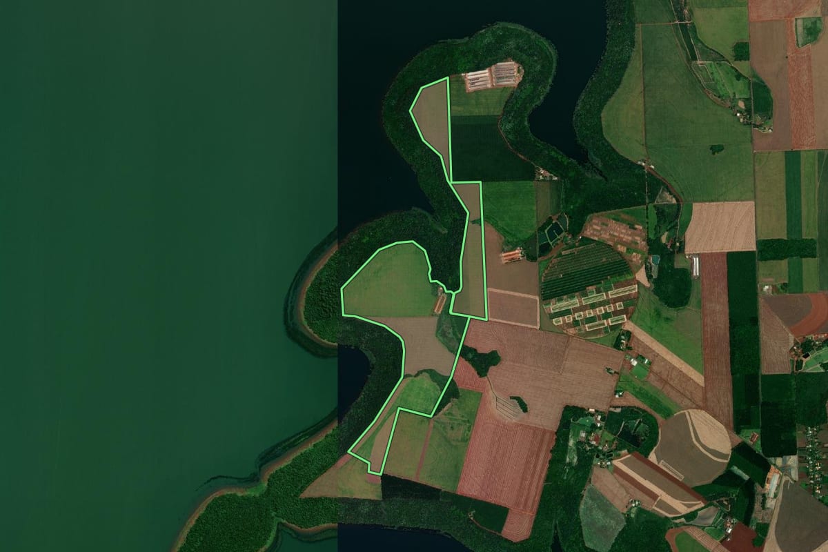 Imagem de satélite do imóvel rural em Santa Helena (PR), com o contorno declarado no CAR desenhado por cima.