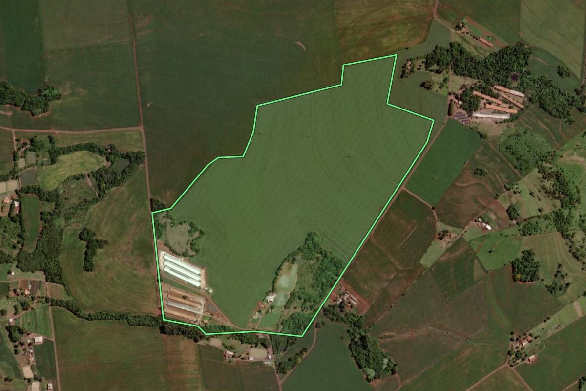 Imagem de satélite do imóvel rural em Santa Helena (PR), com o contorno declarado no CAR desenhado por cima.