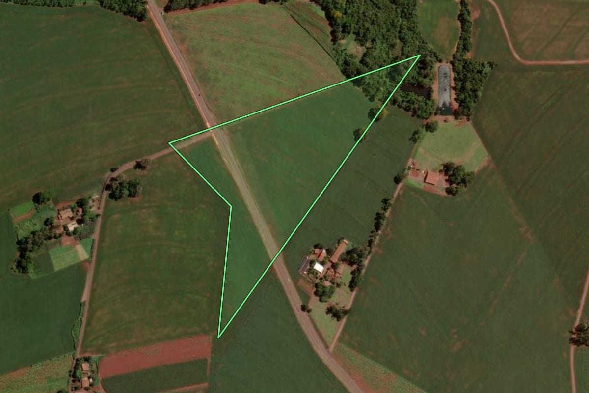 Imagem de satélite do imóvel rural em Santa Helena (PR), com o contorno declarado no CAR desenhado por cima.