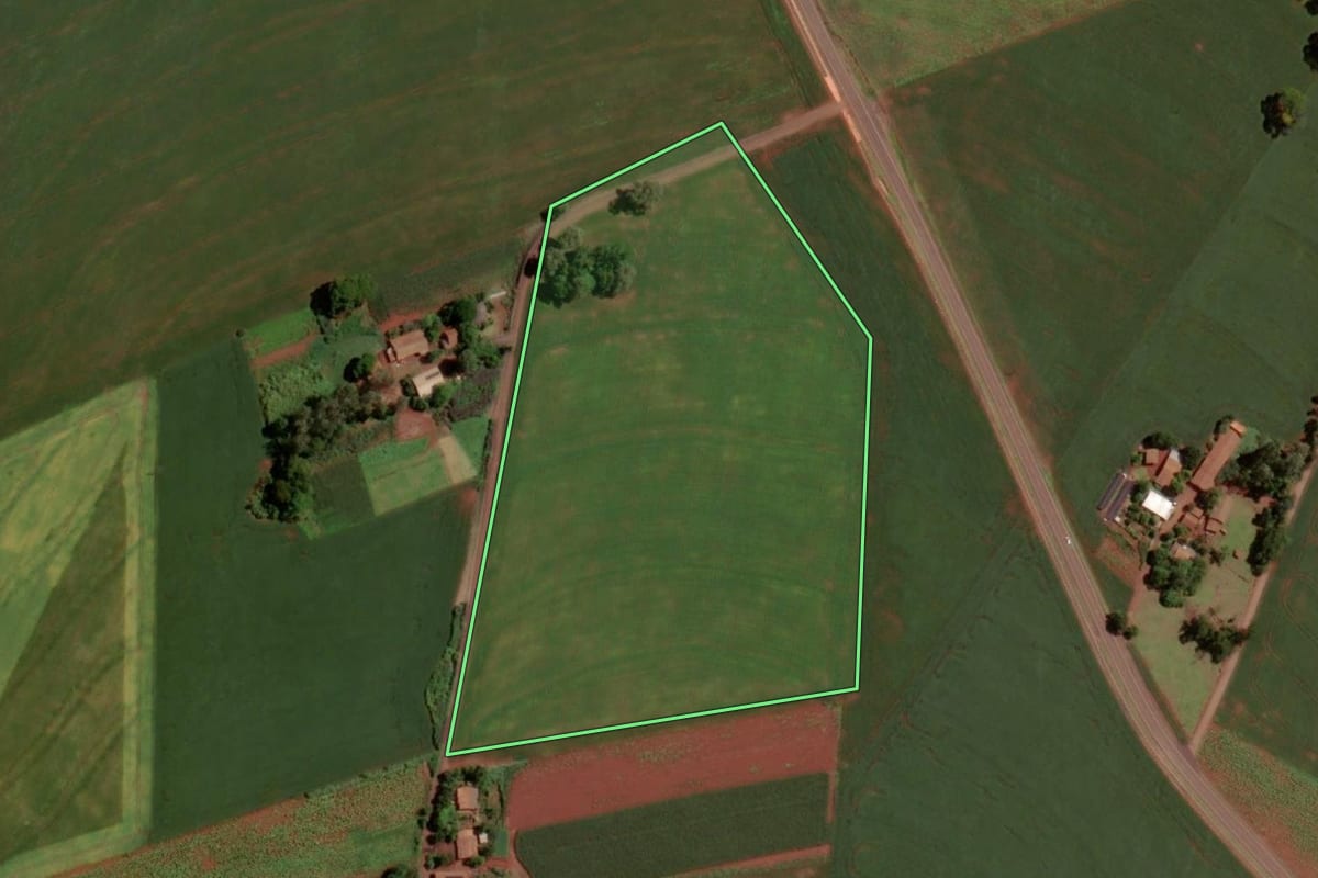 Imagem de satélite do imóvel rural em Santa Helena (PR), com o contorno declarado no CAR desenhado por cima.