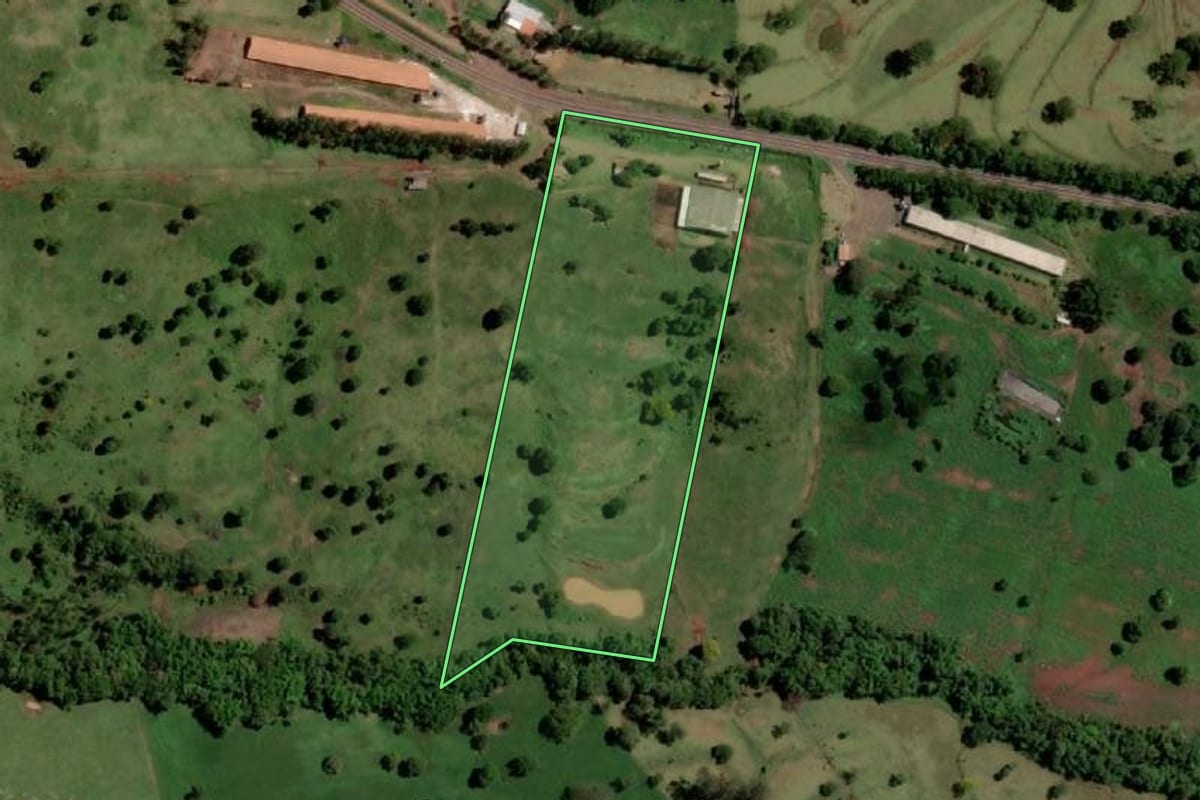 Imagem de satélite do imóvel rural em Santa Helena (PR), com o contorno declarado no CAR desenhado por cima.