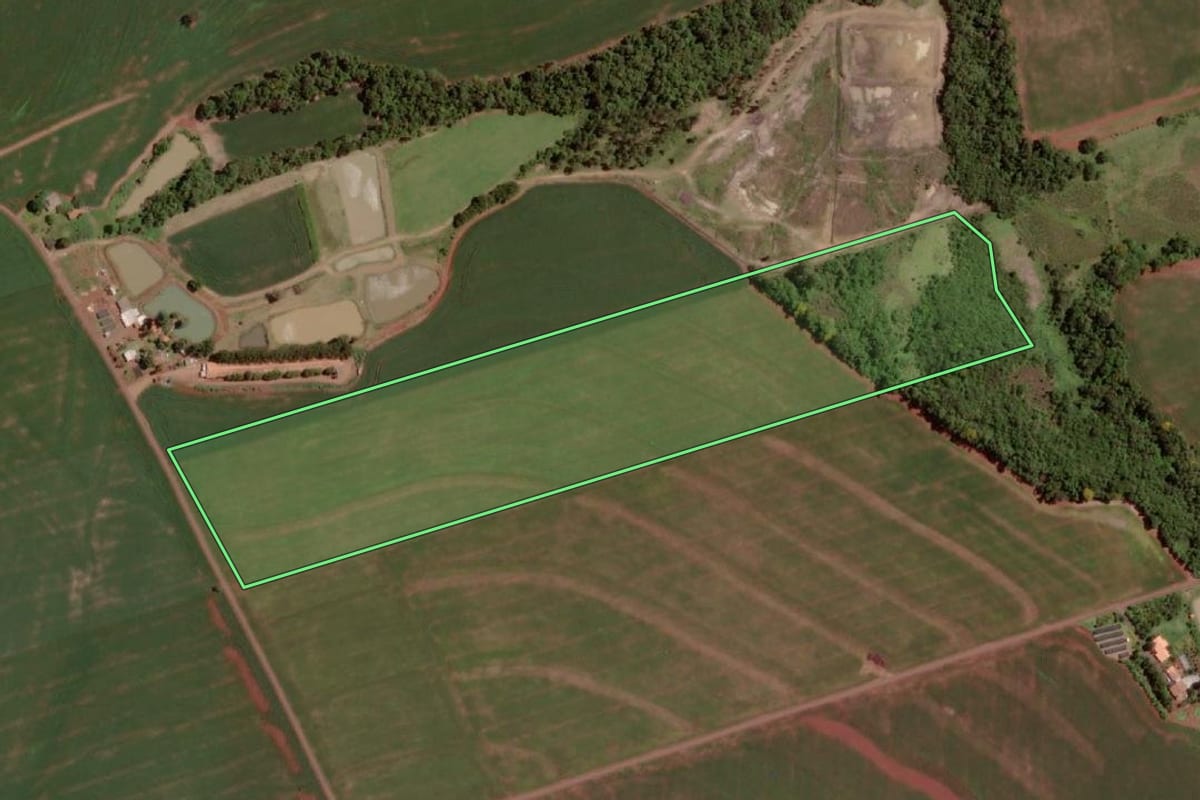 Imagem de satélite do imóvel rural em Santa Helena (PR), com o contorno declarado no CAR desenhado por cima.