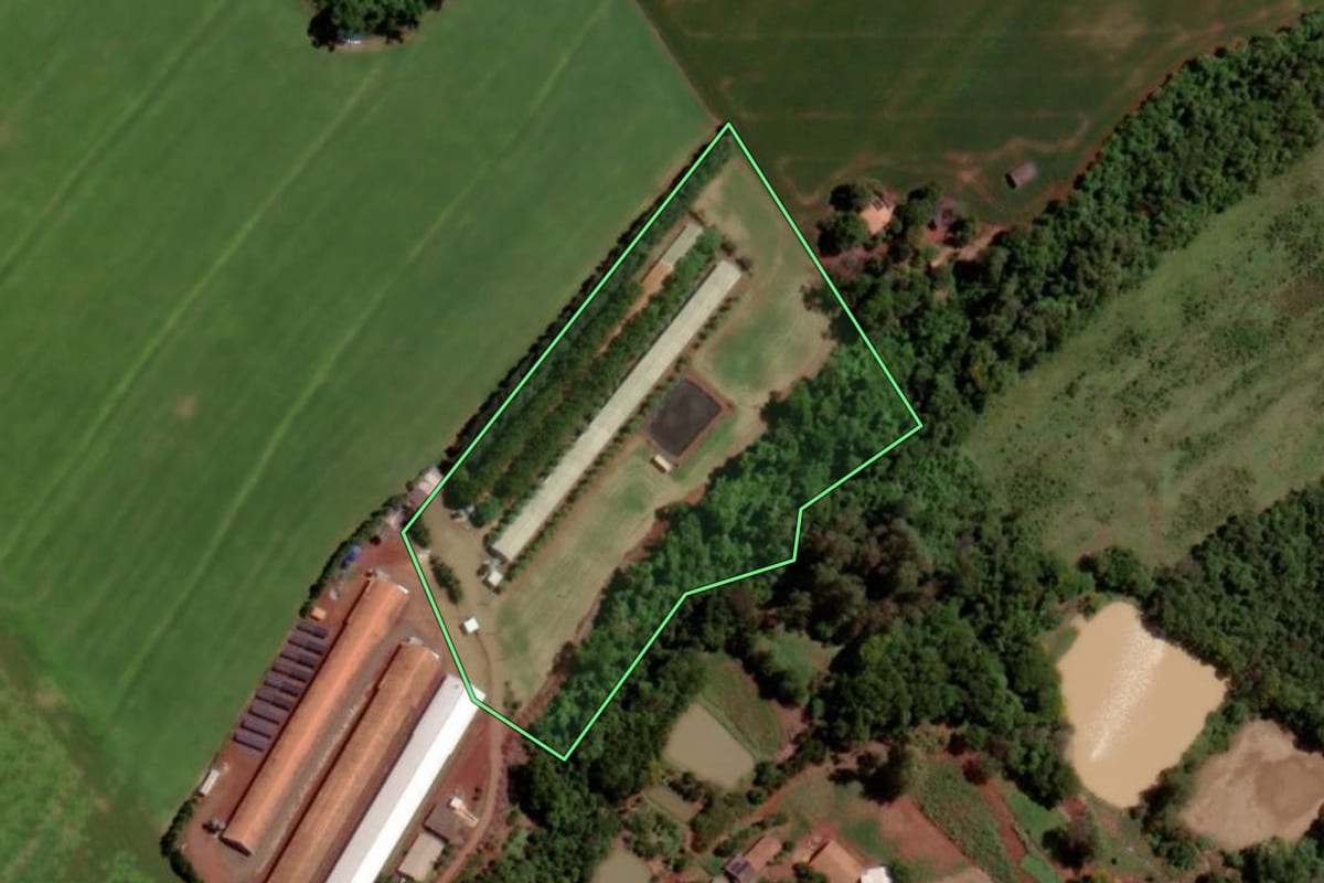 Imagem de satélite do imóvel rural em Santa Helena (PR), com o contorno declarado no CAR desenhado por cima.