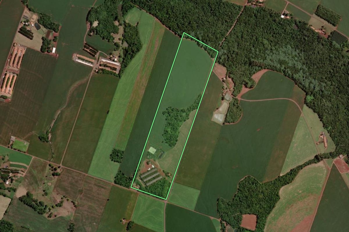 Imagem de satélite do imóvel rural em Santa Helena (PR), com o contorno declarado no CAR desenhado por cima.