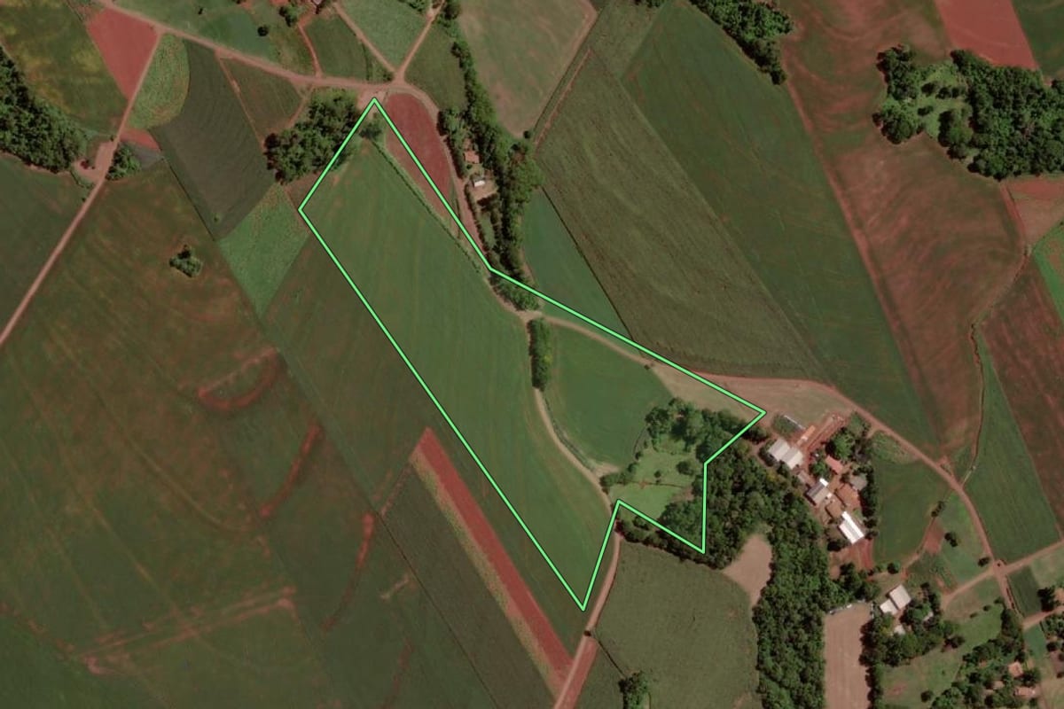 Imagem de satélite do imóvel rural em Santa Helena (PR), com o contorno declarado no CAR desenhado por cima.