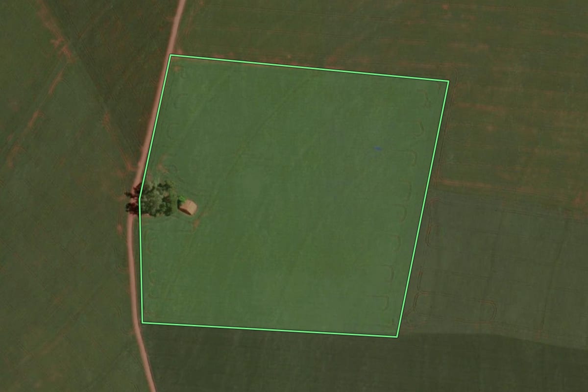 Imagem de satélite do imóvel rural em Santa Helena (PR), com o contorno declarado no CAR desenhado por cima.