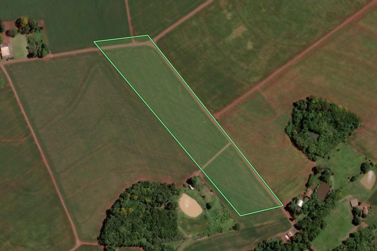 Imagem de satélite do imóvel rural em Santa Helena (PR), com o contorno declarado no CAR desenhado por cima.