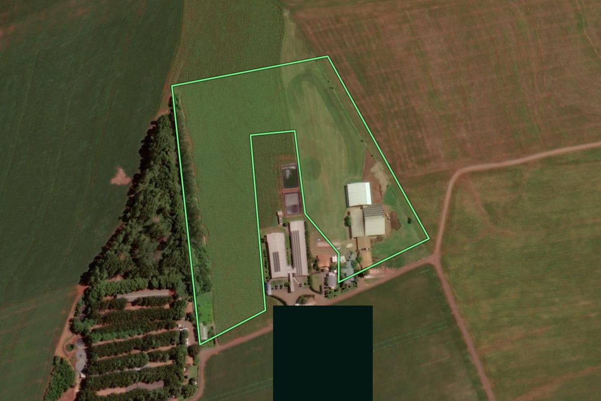 Imagem de satélite do imóvel rural em Santa Helena (PR), com o contorno declarado no CAR desenhado por cima.