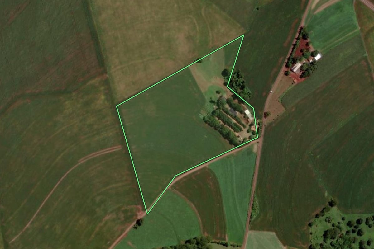 Imagem de satélite do imóvel rural em Santa Helena (PR), com o contorno declarado no CAR desenhado por cima.