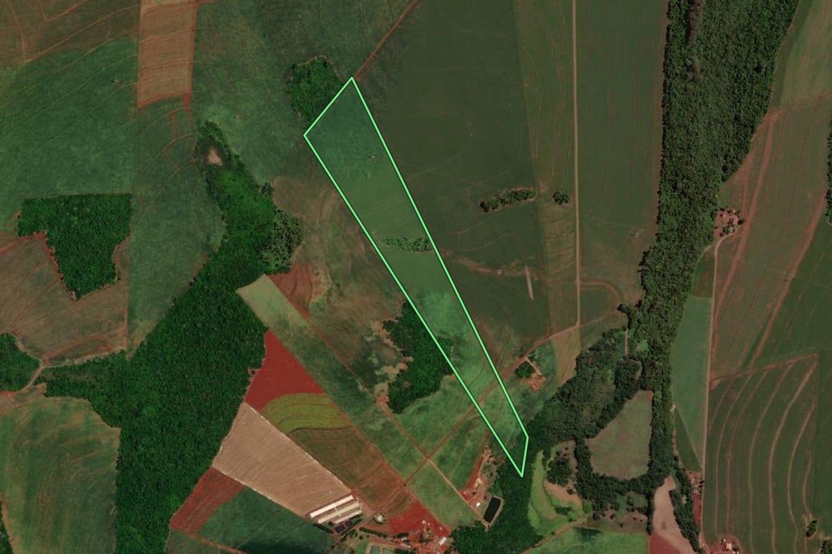 Imagem de satélite do imóvel rural em Santa Helena (PR), com o contorno declarado no CAR desenhado por cima.