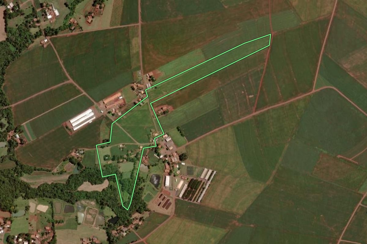Imagem de satélite do imóvel rural em Santa Helena (PR), com o contorno declarado no CAR desenhado por cima.