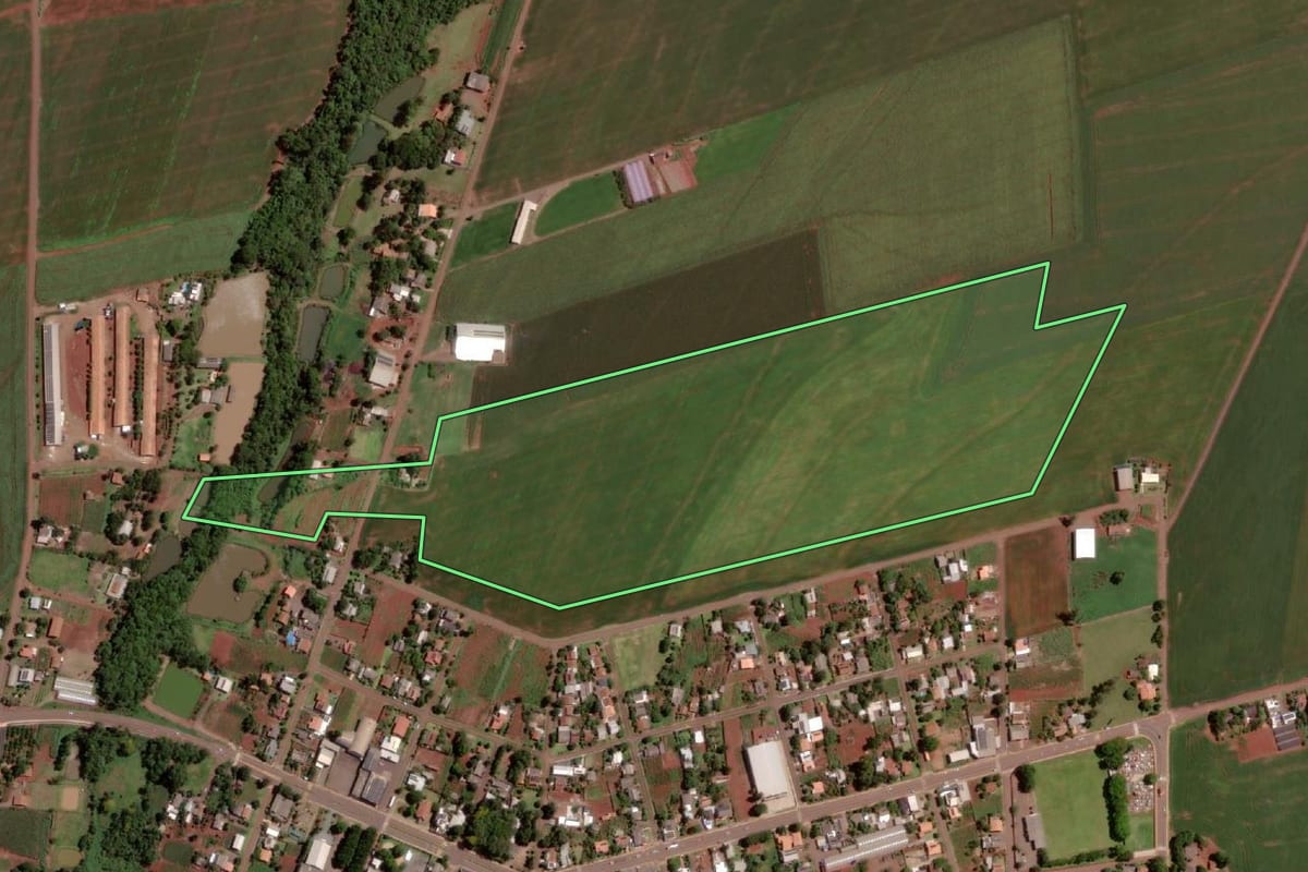 Imagem de satélite do imóvel rural em Santa Helena (PR), com o contorno declarado no CAR desenhado por cima.