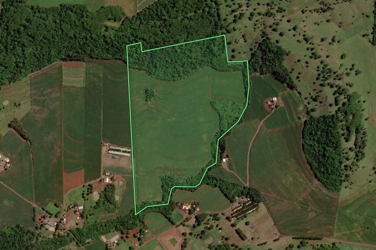 Imagem de satélite do imóvel rural em Santa Helena (PR), com o contorno declarado no CAR desenhado por cima.