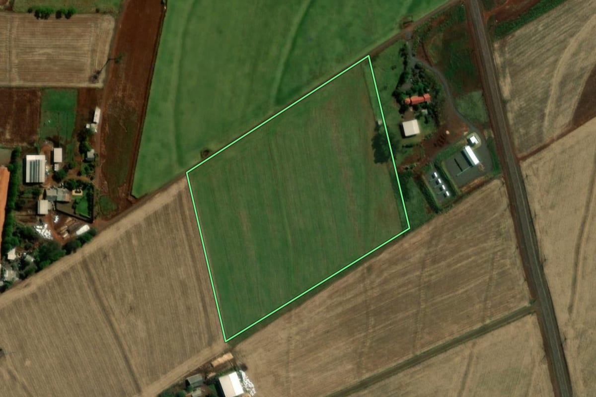 Imagem de satélite do imóvel rural em Santa Helena (PR), com o contorno declarado no CAR desenhado por cima.
