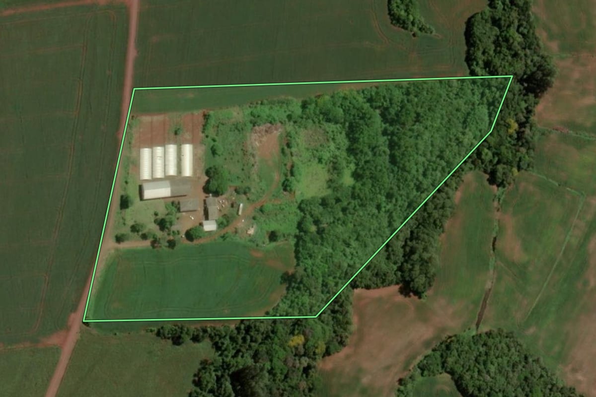 Imagem de satélite do imóvel rural em Santa Helena (PR), com o contorno declarado no CAR desenhado por cima.