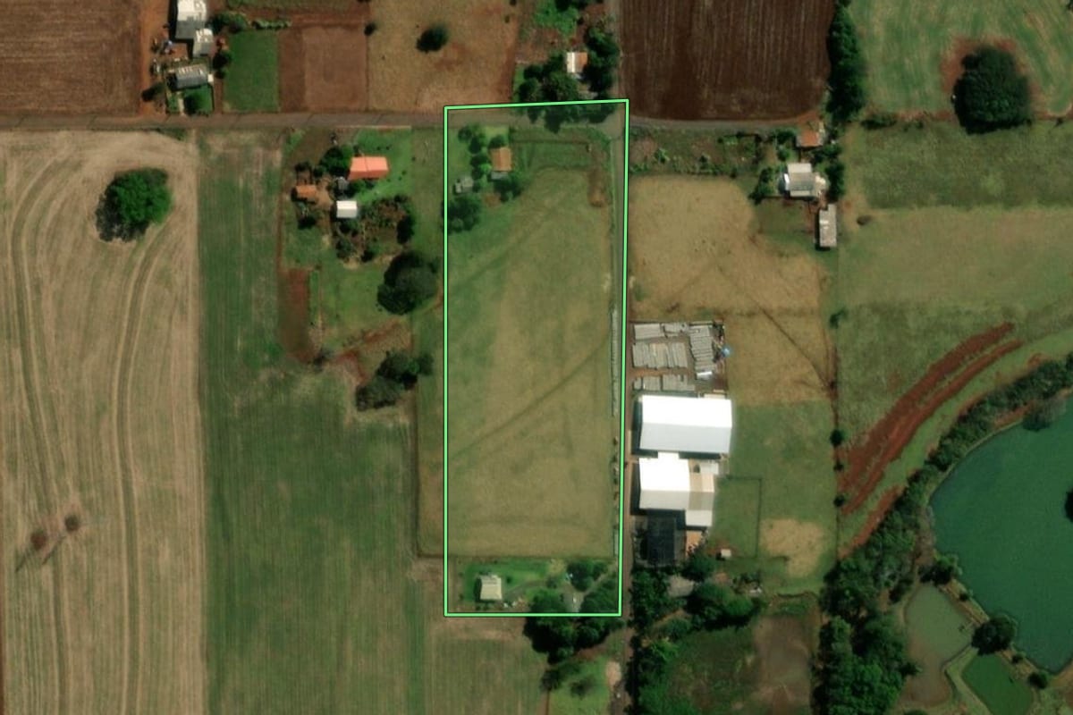 Imagem de satélite do imóvel rural em Santa Helena (PR), com o contorno declarado no CAR desenhado por cima.
