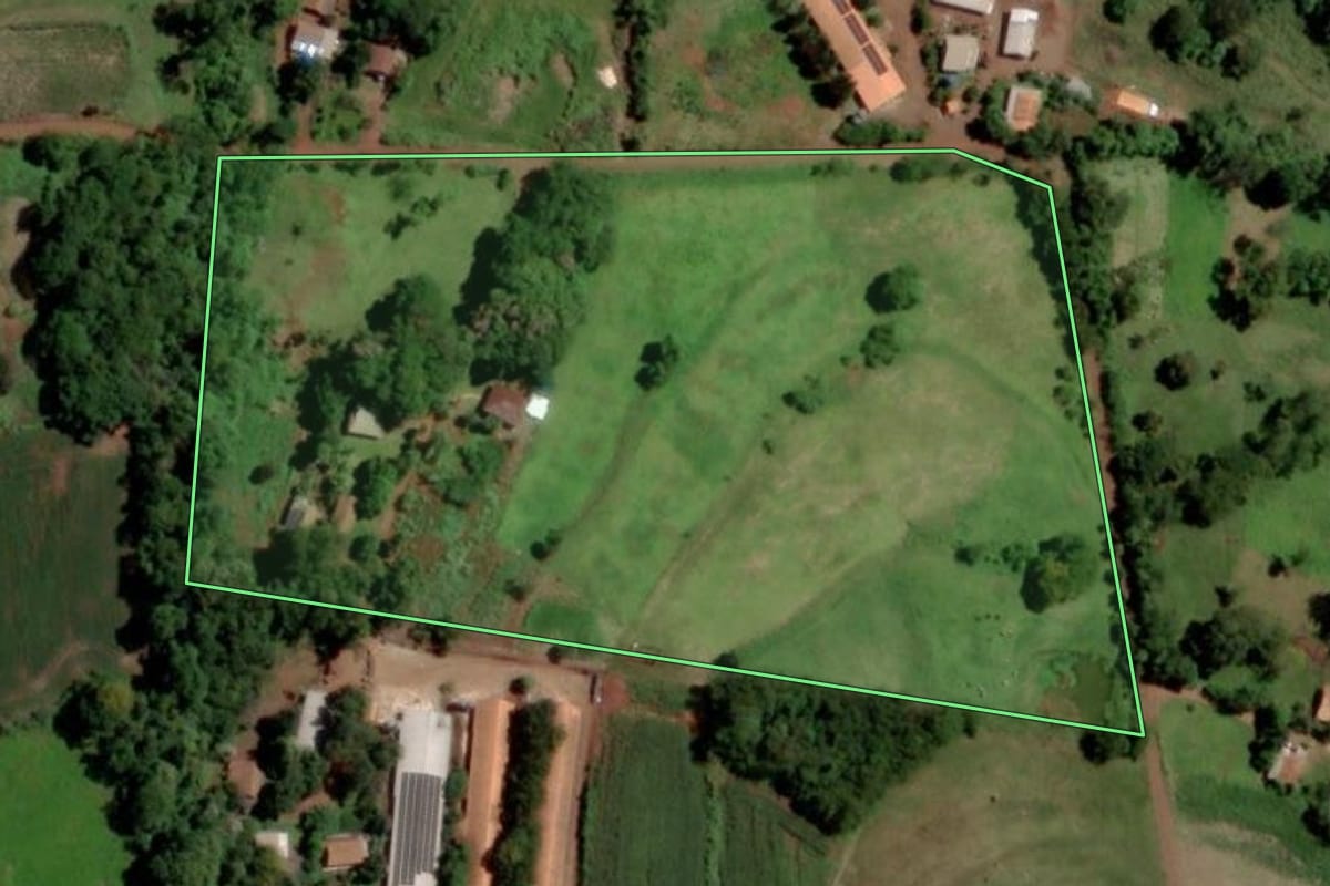 Imagem de satélite do imóvel rural em Santa Helena (PR), com o contorno declarado no CAR desenhado por cima.