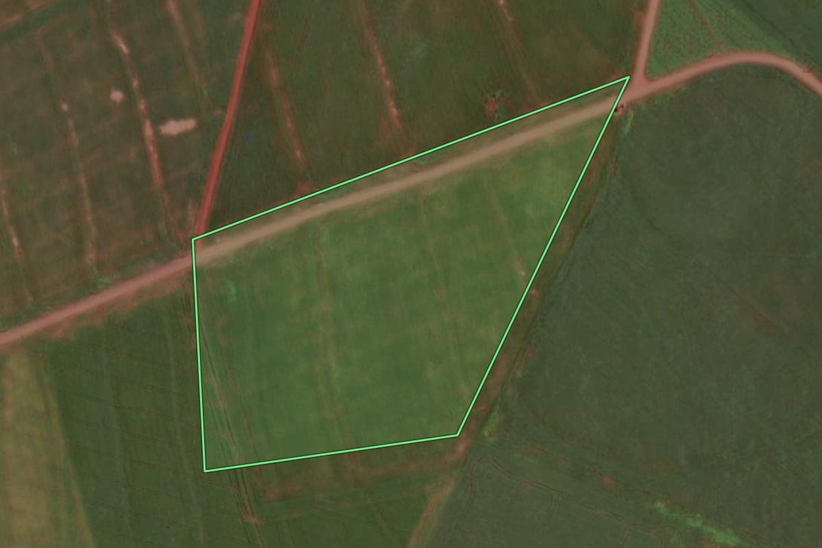 Imagem de satélite do imóvel rural em Santa Helena (PR), com o contorno declarado no CAR desenhado por cima.