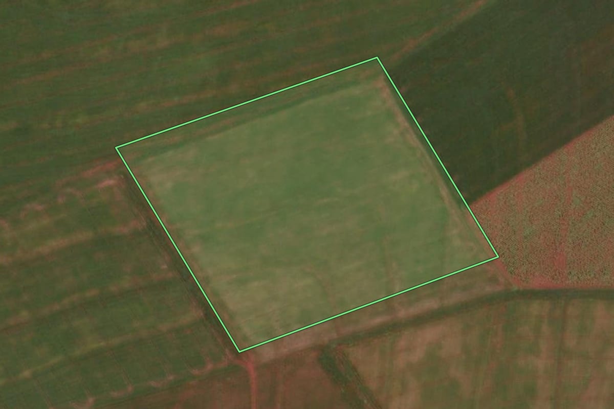 Imagem de satélite do imóvel rural em Santa Helena (PR), com o contorno declarado no CAR desenhado por cima.