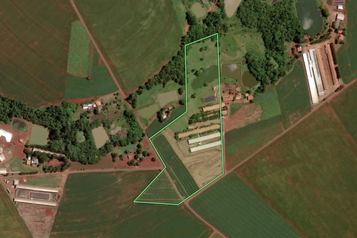Imagem de satélite do imóvel rural em Santa Helena (PR), com o contorno declarado no CAR desenhado por cima.