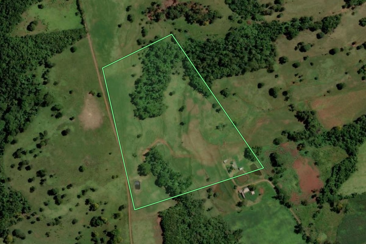 Imagem de satélite do imóvel rural em Santa Helena (PR), com o contorno declarado no CAR desenhado por cima.