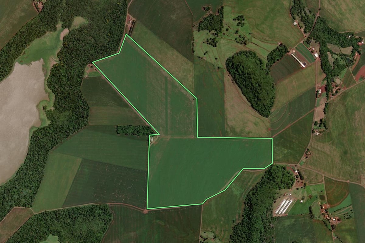 Imagem de satélite do imóvel rural em Santa Helena (PR), com o contorno declarado no CAR desenhado por cima.