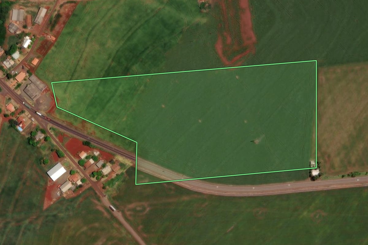 Imagem de satélite do imóvel rural em Santa Helena (PR), com o contorno declarado no CAR desenhado por cima.