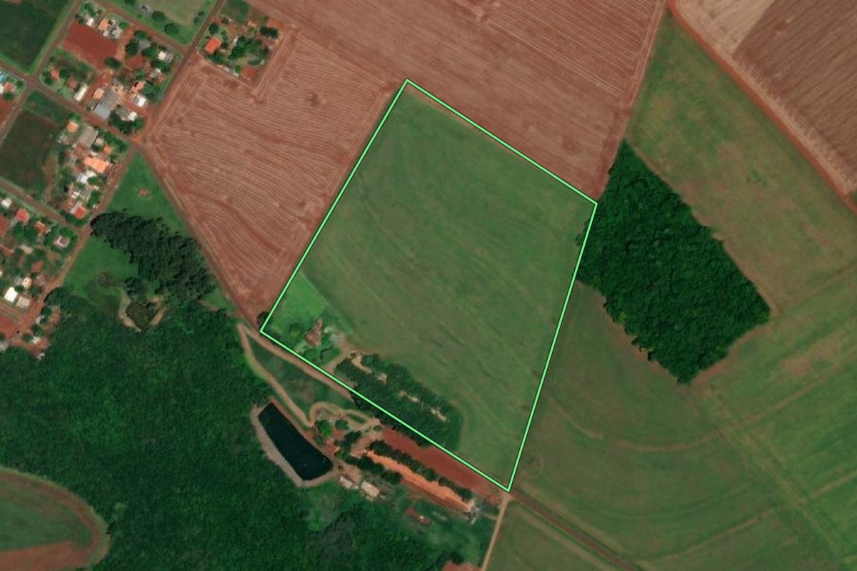 Imagem de satélite do imóvel rural em Santa Helena (PR), com o contorno declarado no CAR desenhado por cima.