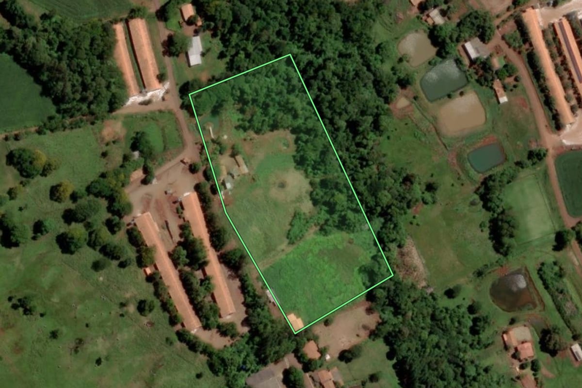 Imagem de satélite do imóvel rural em Santa Helena (PR), com o contorno declarado no CAR desenhado por cima.