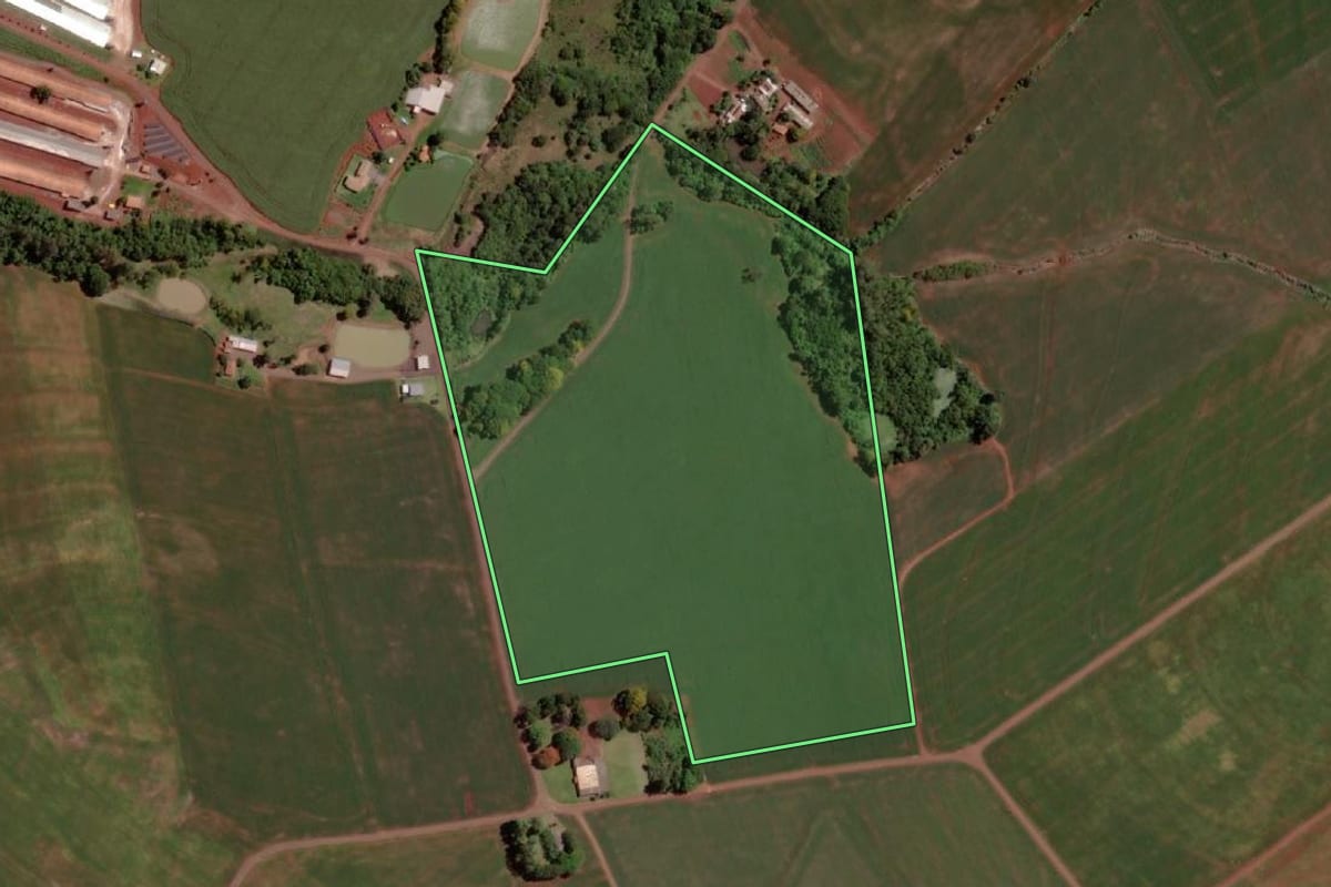 Imagem de satélite do imóvel rural em Santa Helena (PR), com o contorno declarado no CAR desenhado por cima.