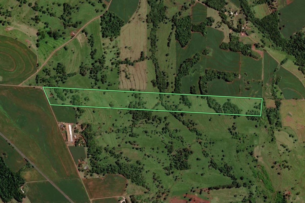 Imagem de satélite do imóvel rural em Santa Helena (PR), com o contorno declarado no CAR desenhado por cima.