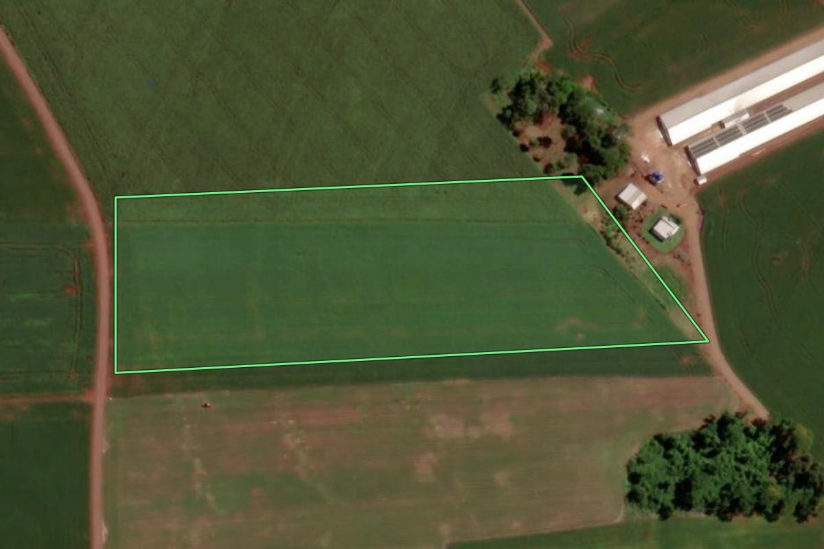 Imagem de satélite do imóvel rural em Santa Helena (PR), com o contorno declarado no CAR desenhado por cima.