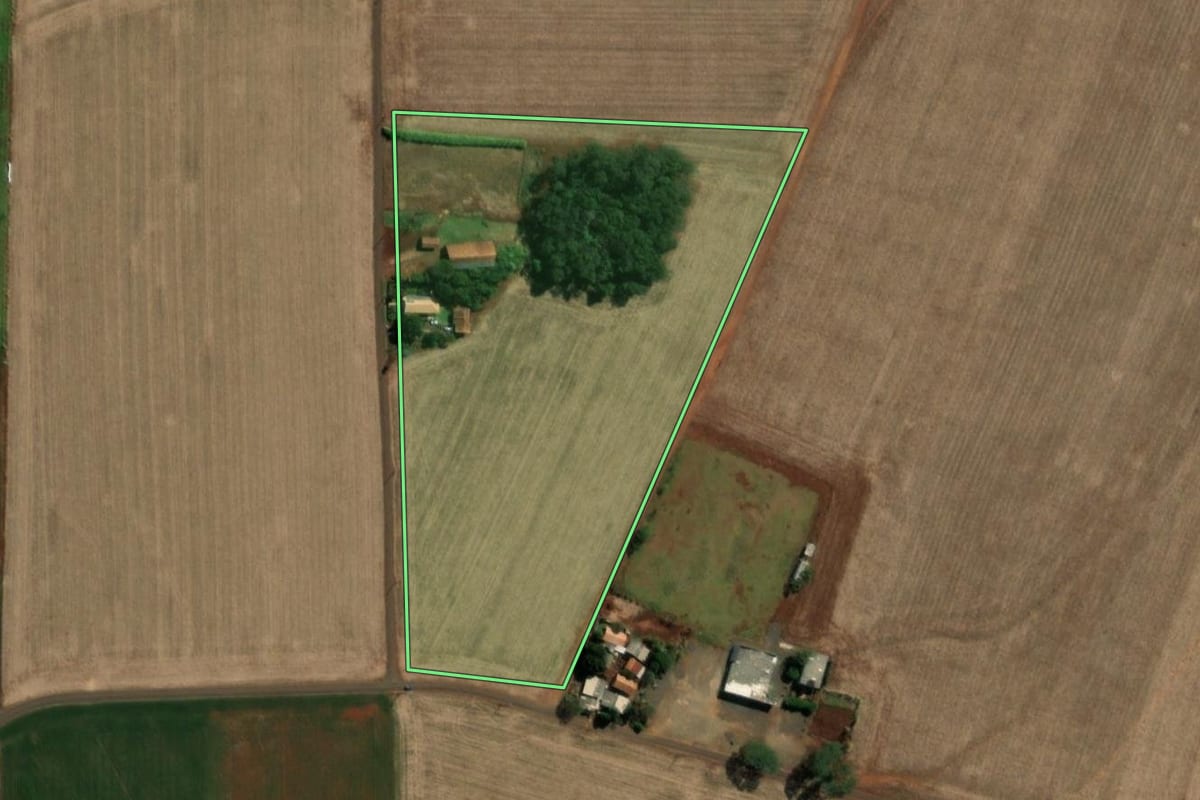Imagem de satélite do imóvel rural em Santa Helena (PR), com o contorno declarado no CAR desenhado por cima.