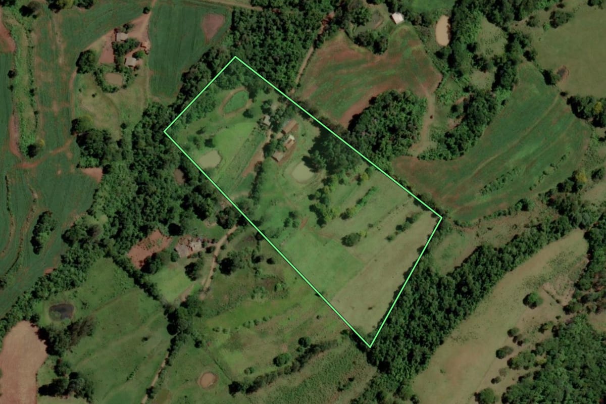 Imagem de satélite do imóvel rural em Santa Helena (PR), com o contorno declarado no CAR desenhado por cima.