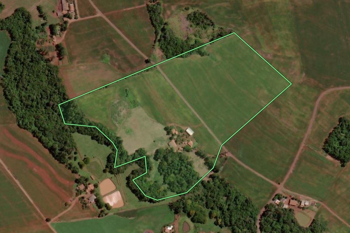 Imagem de satélite do imóvel rural em Santa Helena (PR), com o contorno declarado no CAR desenhado por cima.