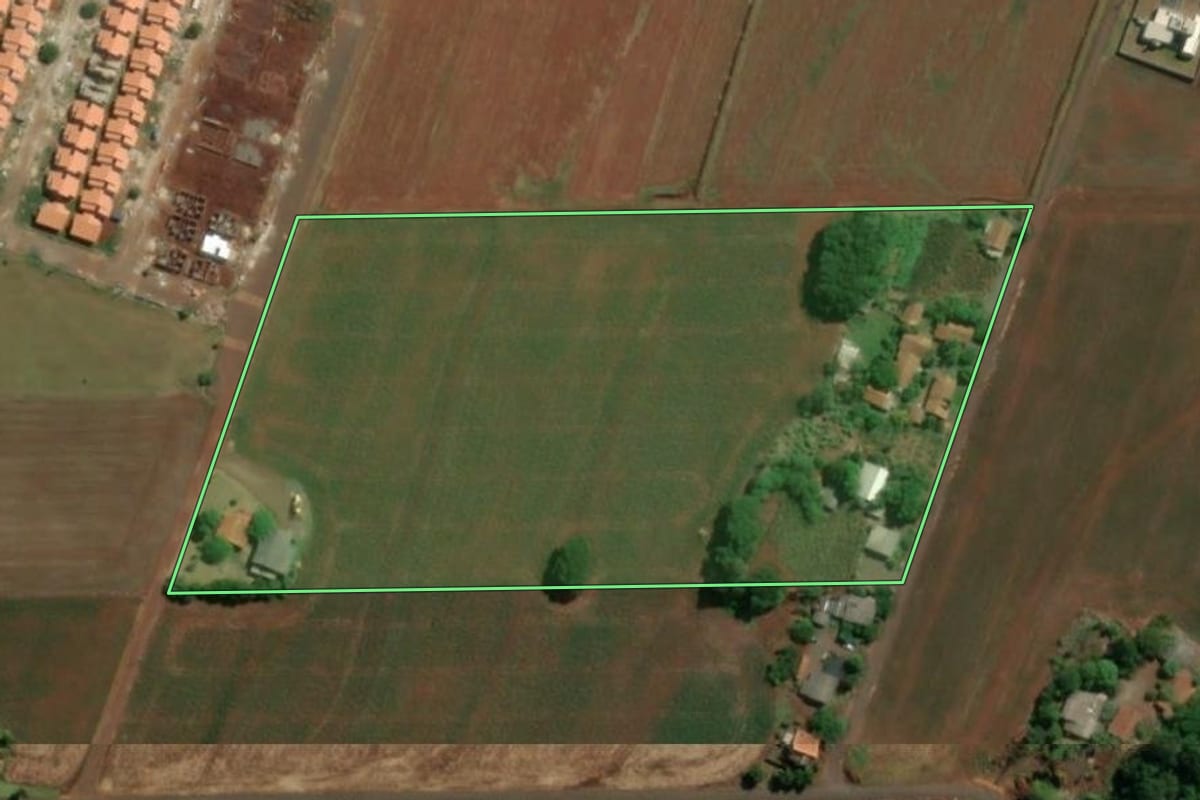 Imagem de satélite do imóvel rural em Santa Helena (PR), com o contorno declarado no CAR desenhado por cima.