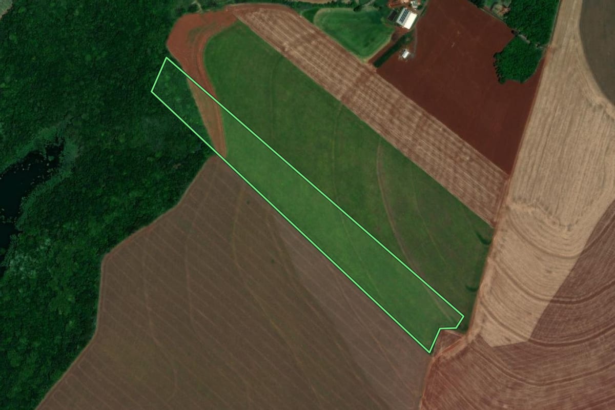 Imagem de satélite do imóvel rural em Santa Helena (PR), com o contorno declarado no CAR desenhado por cima.