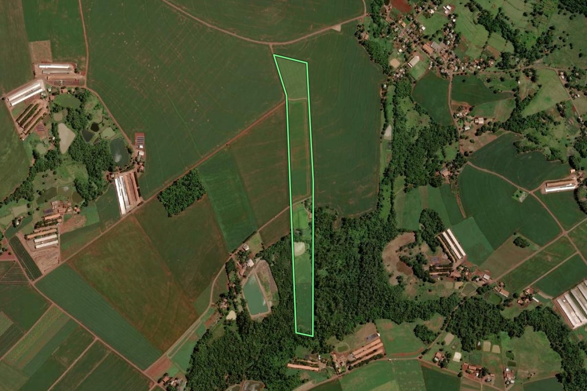 Imagem de satélite do imóvel rural em Santa Helena (PR), com o contorno declarado no CAR desenhado por cima.