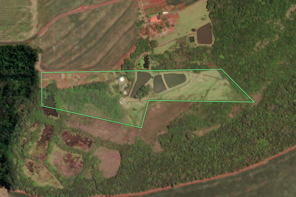 Imagem de satélite do imóvel rural em Santa Helena (PR), com o contorno declarado no CAR desenhado por cima.
