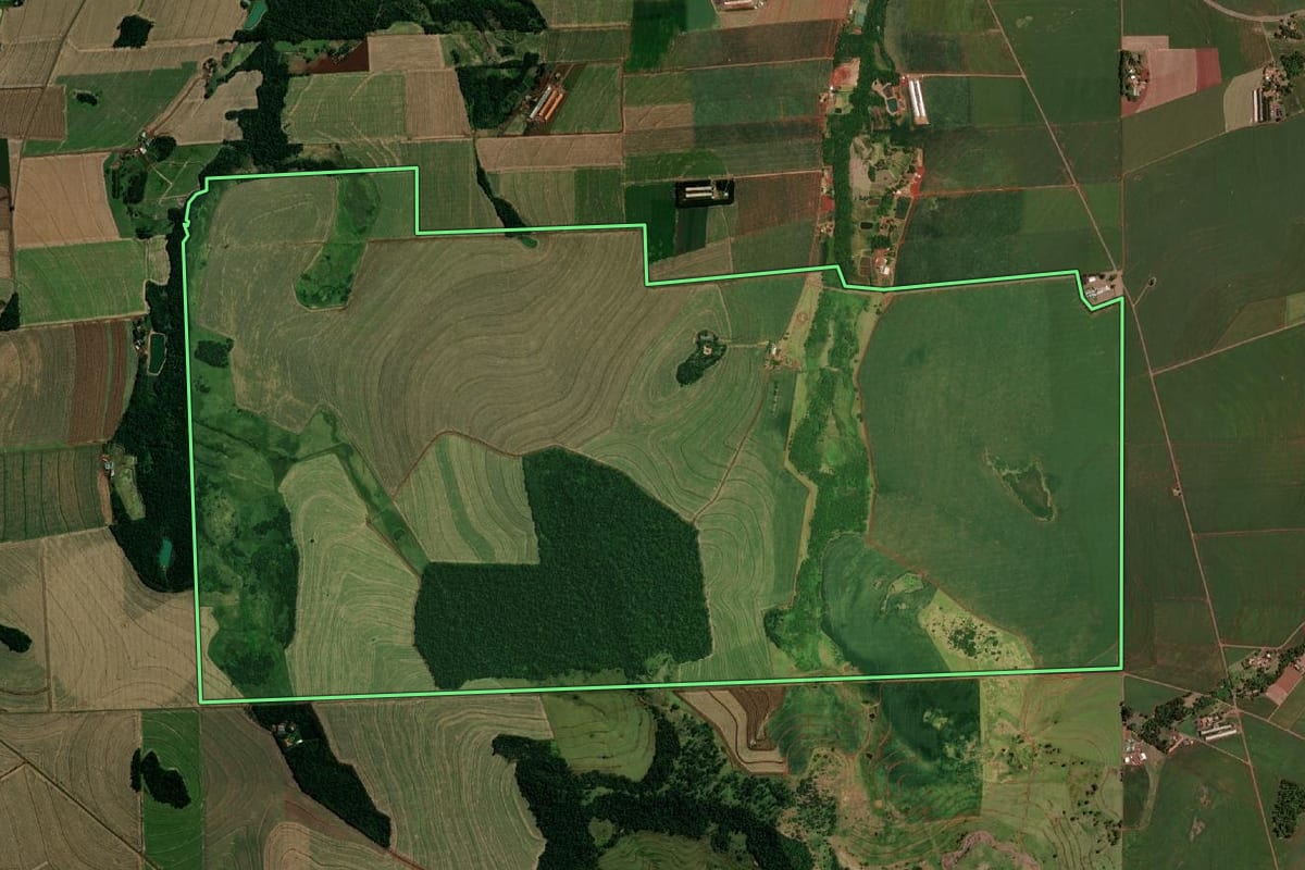 Imagem de satélite do imóvel rural em Santa Helena (PR), com o contorno declarado no CAR desenhado por cima.