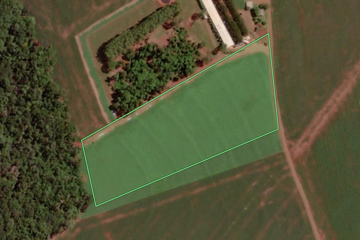 Imagem de satélite do imóvel rural em Santa Helena (PR), com o contorno declarado no CAR desenhado por cima.