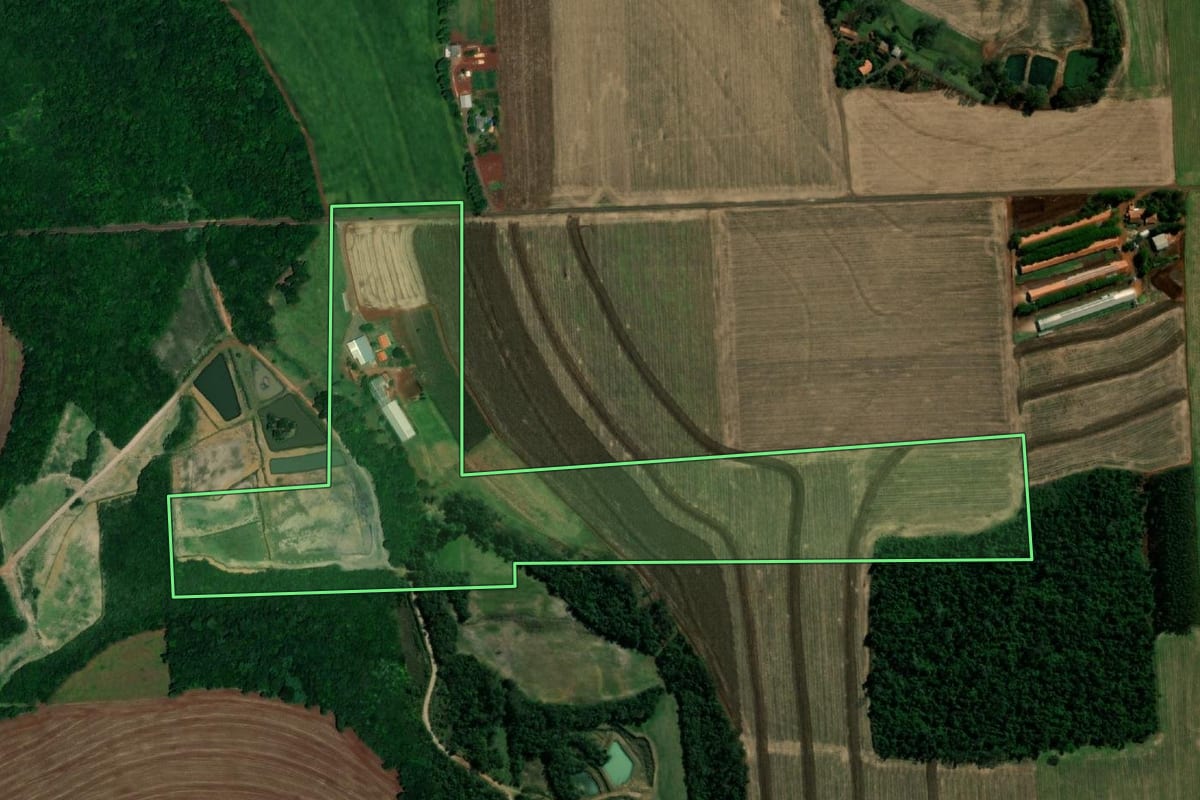 Imagem de satélite do imóvel rural em Santa Helena (PR), com o contorno declarado no CAR desenhado por cima.
