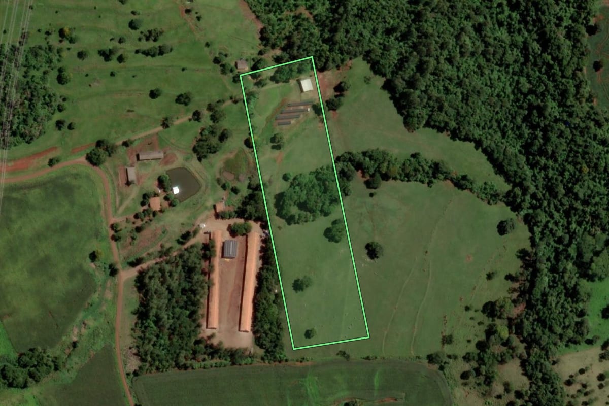 Imagem de satélite do imóvel rural em Santa Helena (PR), com o contorno declarado no CAR desenhado por cima.