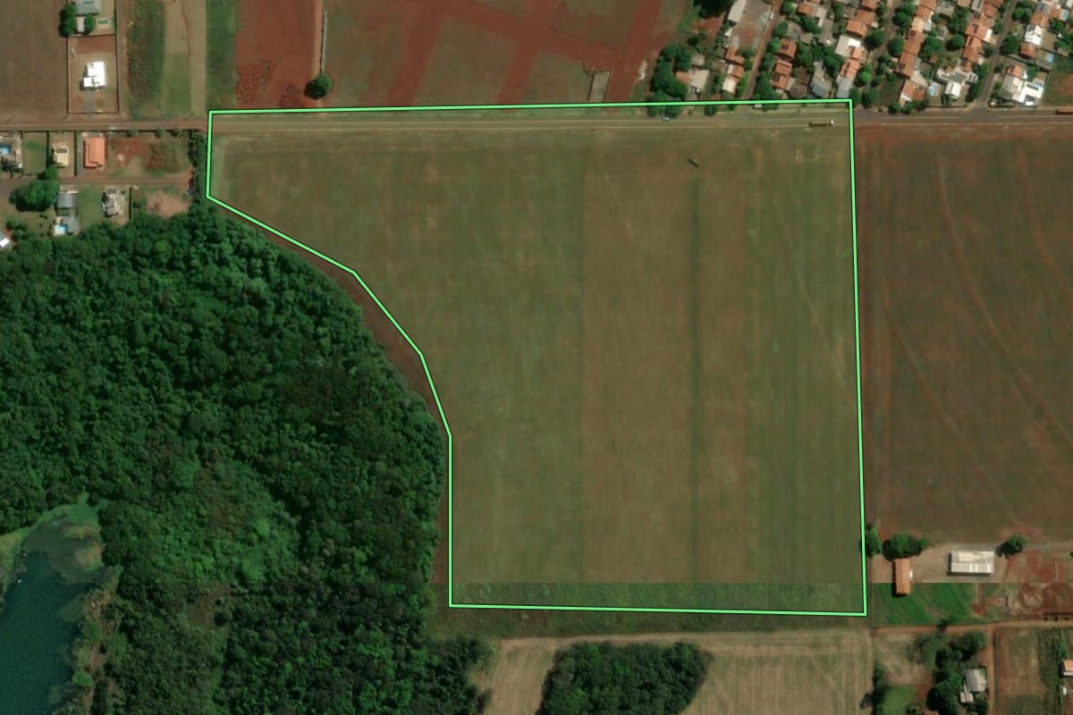 Imagem de satélite do imóvel rural em Santa Helena (PR), com o contorno declarado no CAR desenhado por cima.