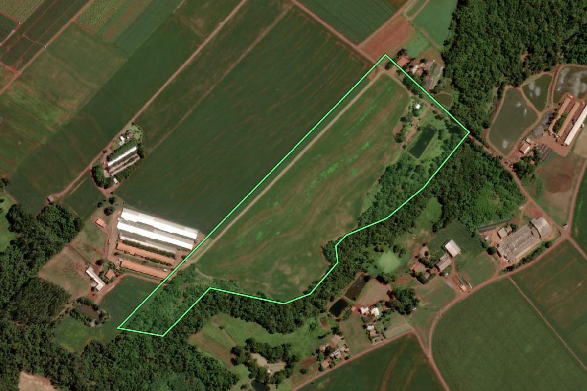 Imagem de satélite do imóvel rural em Santa Helena (PR), com o contorno declarado no CAR desenhado por cima.