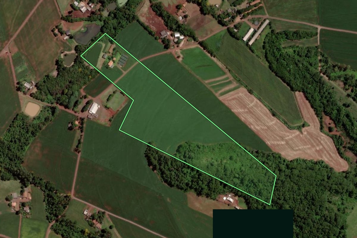 Imagem de satélite do imóvel rural em Santa Helena (PR), com o contorno declarado no CAR desenhado por cima.