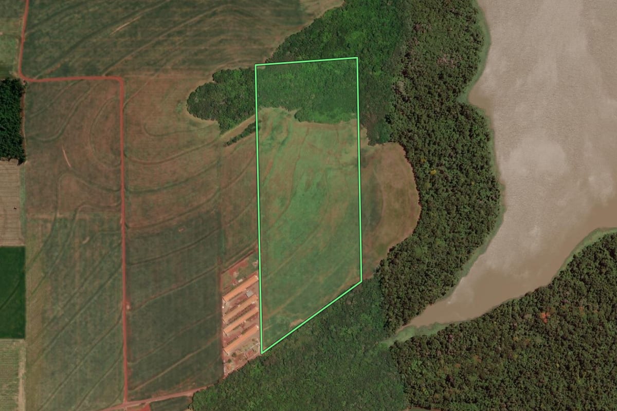 Imagem de satélite do imóvel rural em Santa Helena (PR), com o contorno declarado no CAR desenhado por cima.