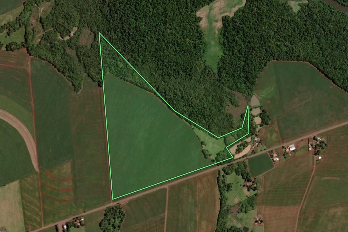 Imagem de satélite do imóvel rural em Santa Helena (PR), com o contorno declarado no CAR desenhado por cima.
